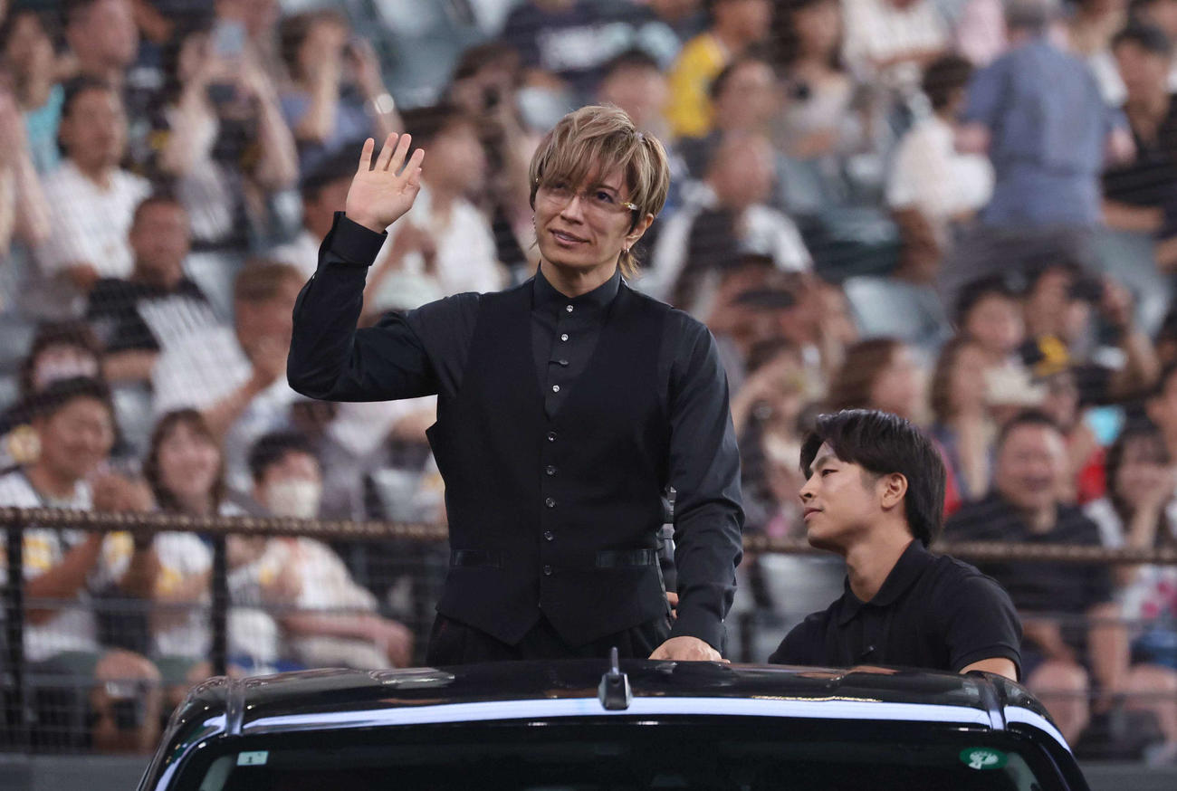 日本ハム対ソフトバンク　ファーストピッチセレモニーで車に乗って登場するGACKT（撮影・黒川智章）