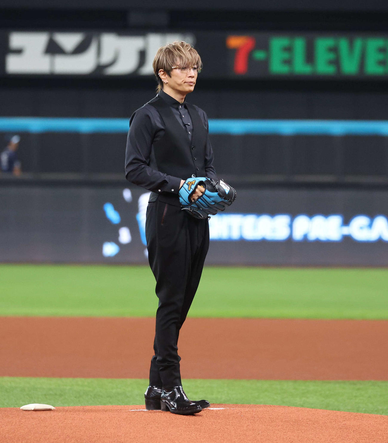 日本ハム対ソフトバンク　ファーストピッチセレモニーでマウンドに立つGACKT（撮影・黒川智章）