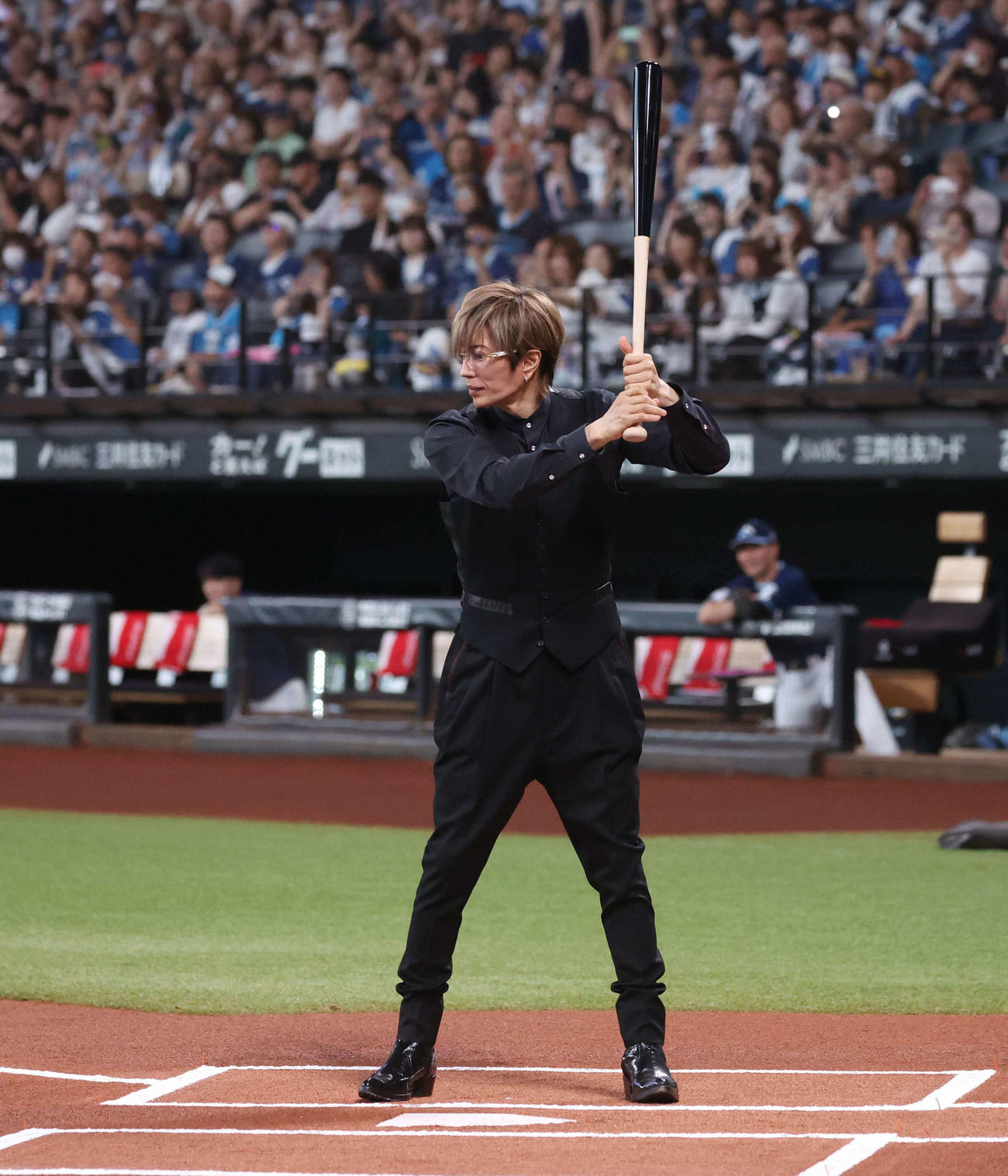 日本ハム対ソフトバンク　ファーストピッチセレモニーで打席に立つGACKT（撮影・黒川智章）