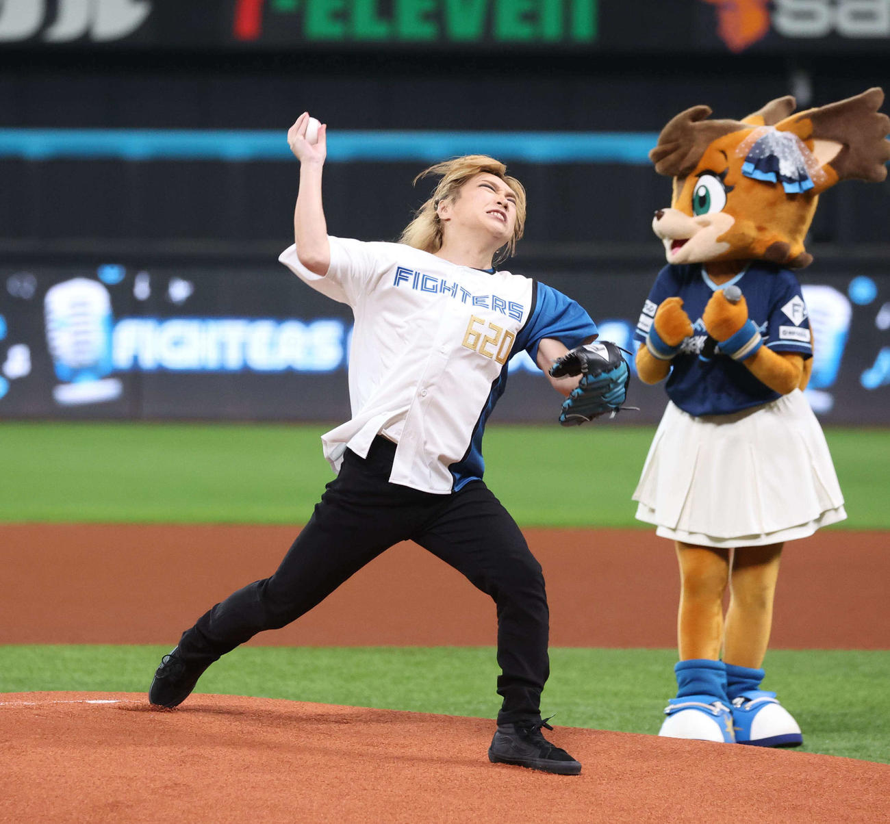 日本ハム対ソフトバンク　ファーストピッチセレモニーで投球する鬼龍院翔（撮影・黒川智章）