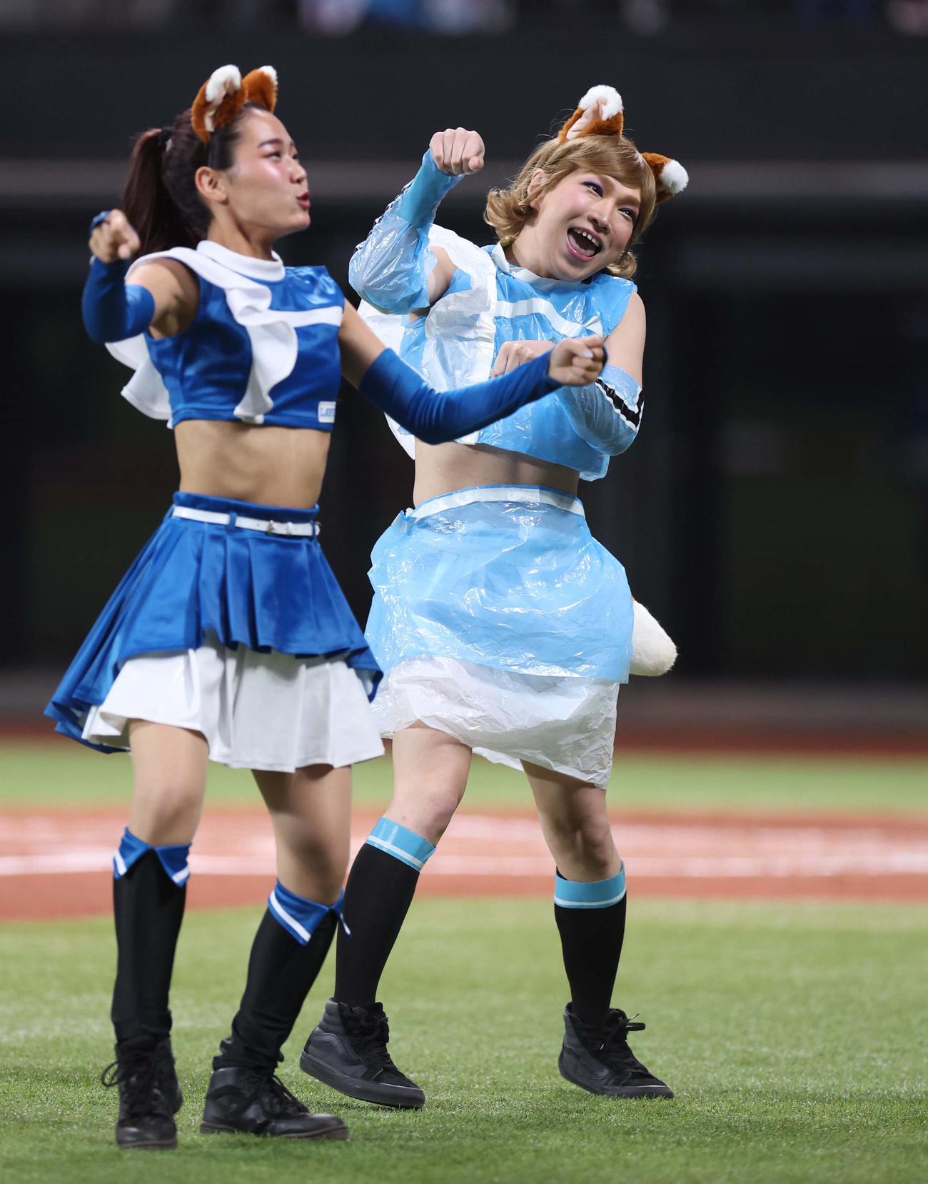 日本ハム対ソフトバンク　きつねダンスを踊る鬼龍院翔（右）（撮影・黒川智章）