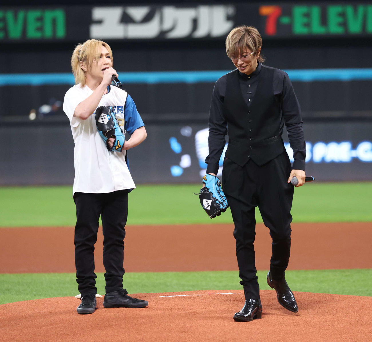 日本ハム対ソフトバンク　ファーストピッチセレモニーで鬼龍院翔（左）が乱入。GACKTをマウンドから追いやる（撮影・黒川智章）