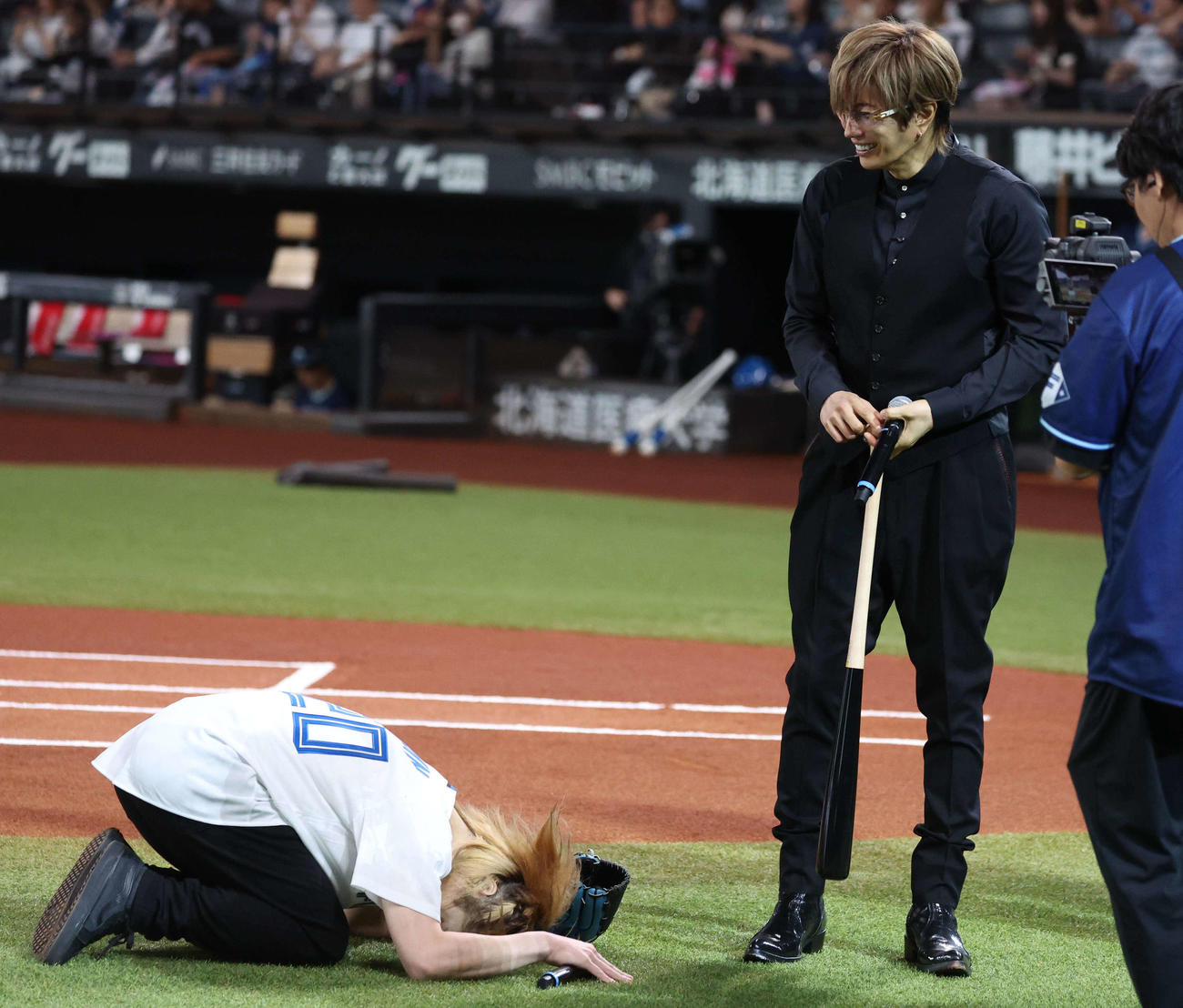 日本ハム対ソフトバンク　ファーストピッチセレモニーで暴投しGACKTに土下座する鬼龍院翔（撮影・黒川智章）