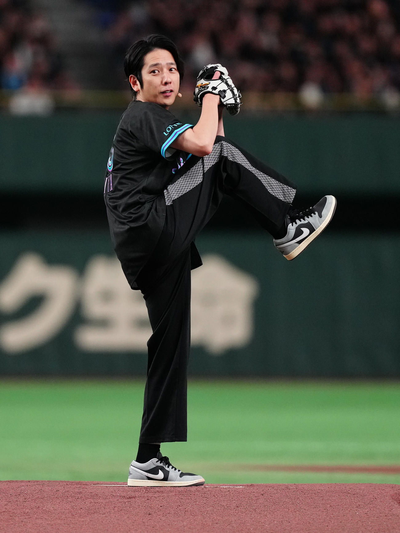 ロッテ対楽天　ファーストピッチで投球する二宮和也（撮影・鈴木みどり）