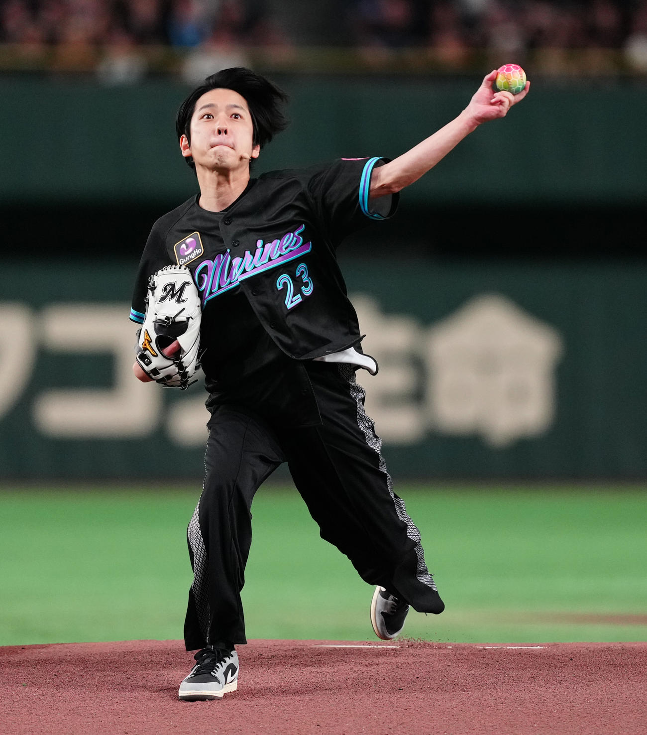 ロッテ対楽天　ファーストピッチで投球する二宮和也（撮影・鈴木みどり）