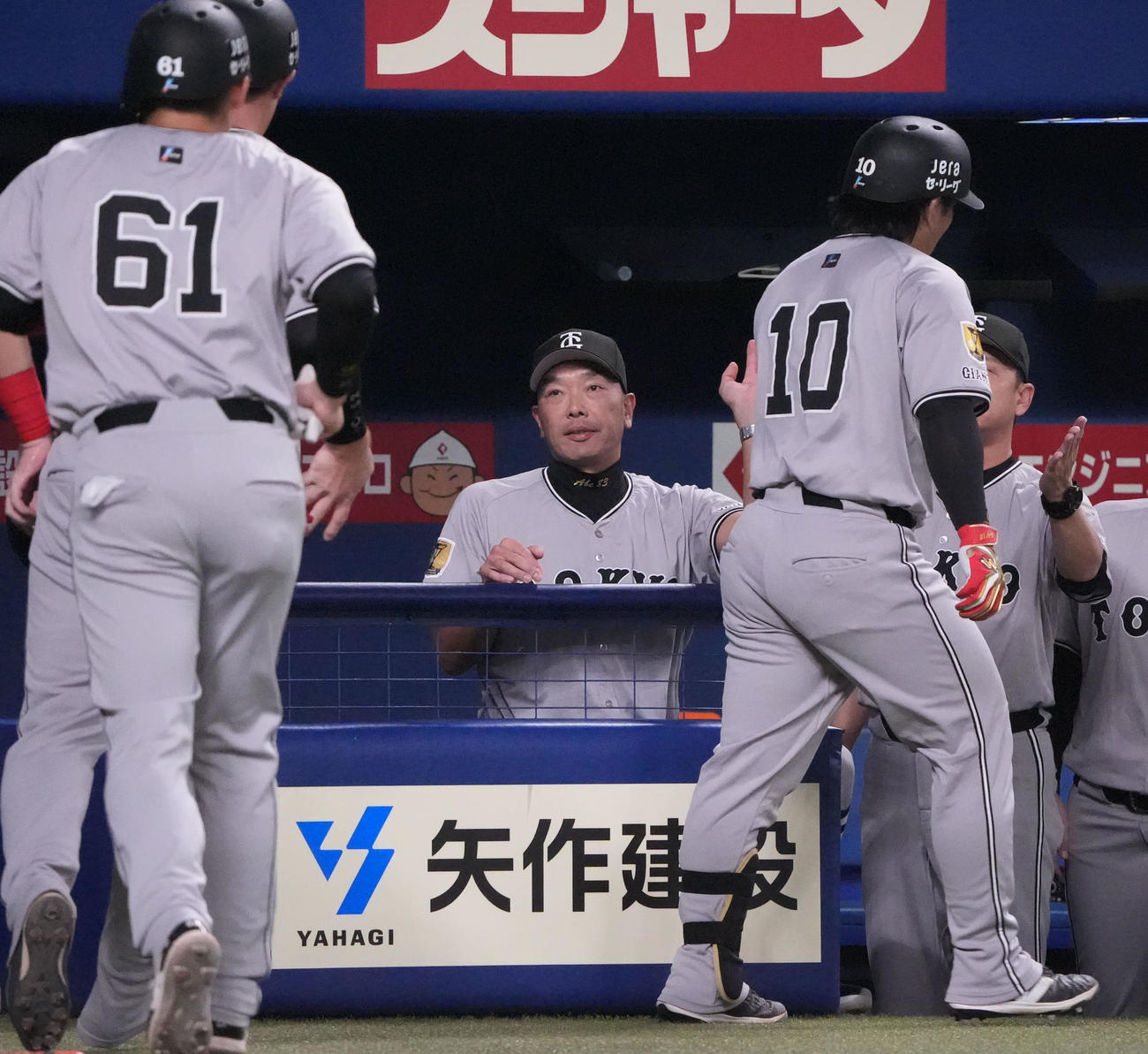 中日対巨人　4回表巨人2死二、三塁、阿部監督（中央）は3点本塁打を放った甲斐を迎える（撮影・森本幸一）