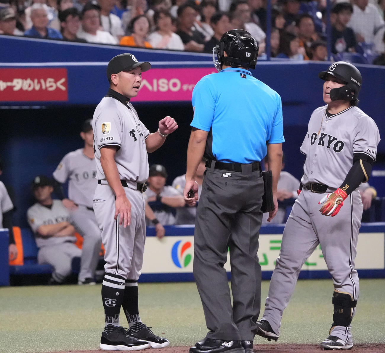 中日対巨人　4回表巨人2死二、三塁、阿部監督（左）は岩下主審の判定に怒りの表情でベンチを出る（撮影・森本幸一）