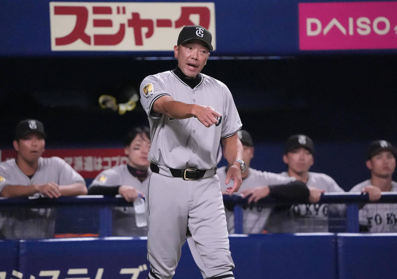 中日対巨人　4回表巨人2死二、三塁、阿部監督（左）は岩下主審の判定に怒りの表情でベンチを出る（撮影・森本幸一）