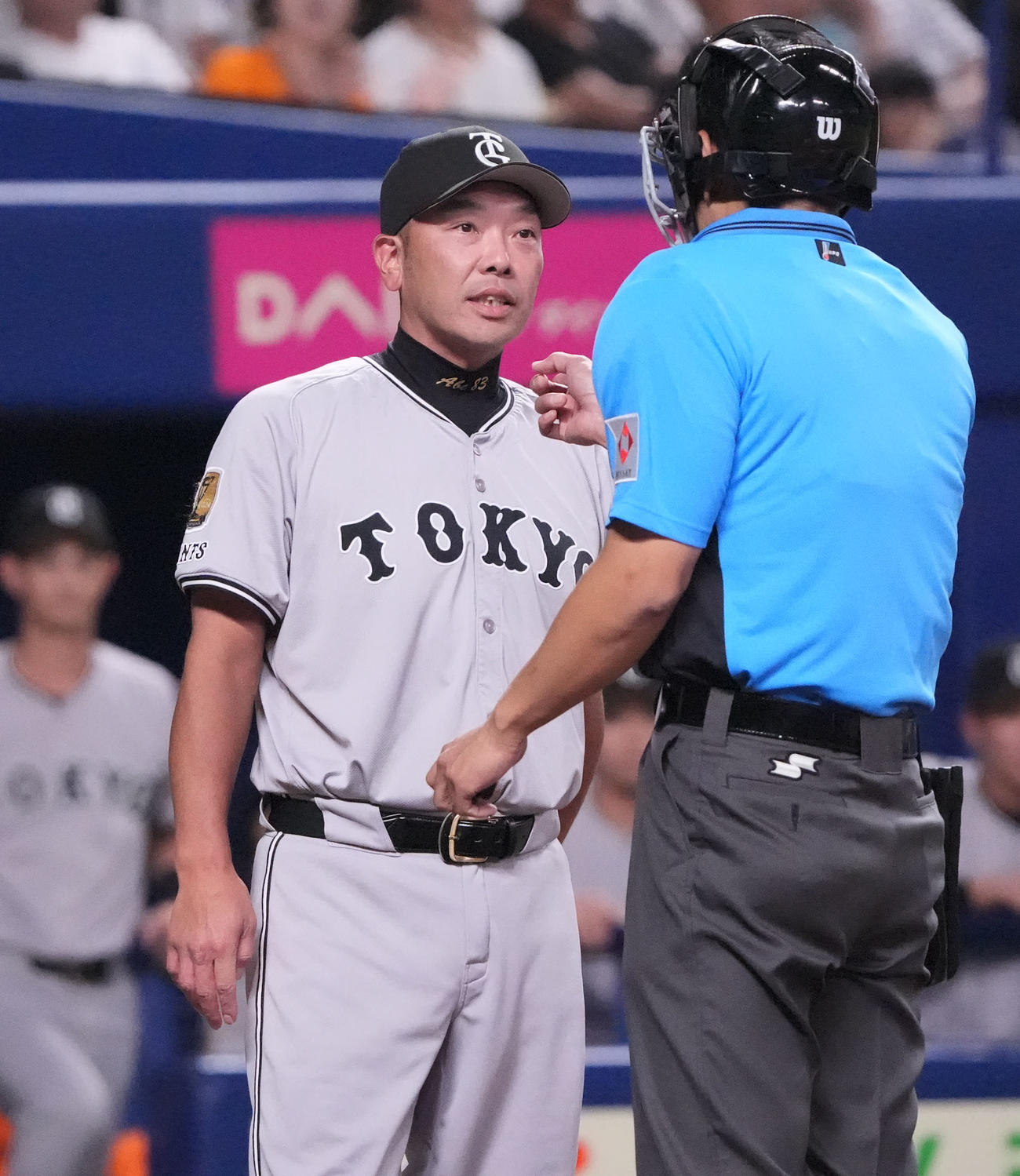 中日対巨人　4回表巨人2死二、三塁、阿部監督（左）は岩下主審の判定に怒りの表情でベンチを出る（撮影・森本幸一）