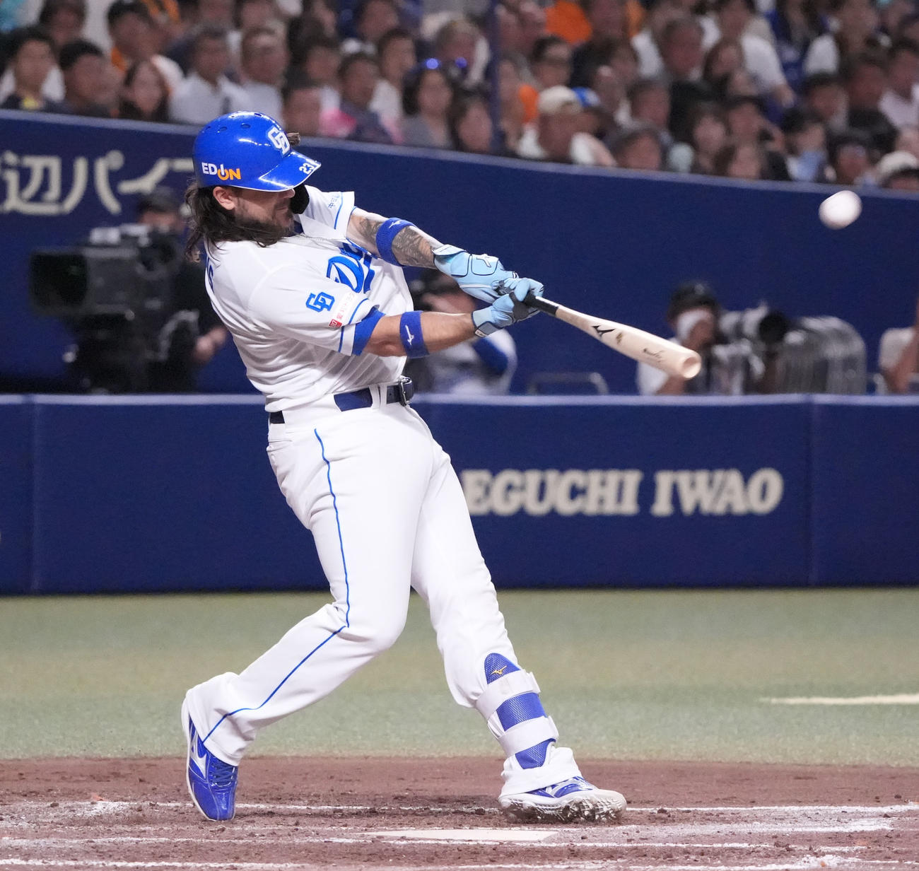 中日対巨人　4回裏中日無死一塁、左越え2点本塁打を放つチェイビス（撮影・森本幸一）