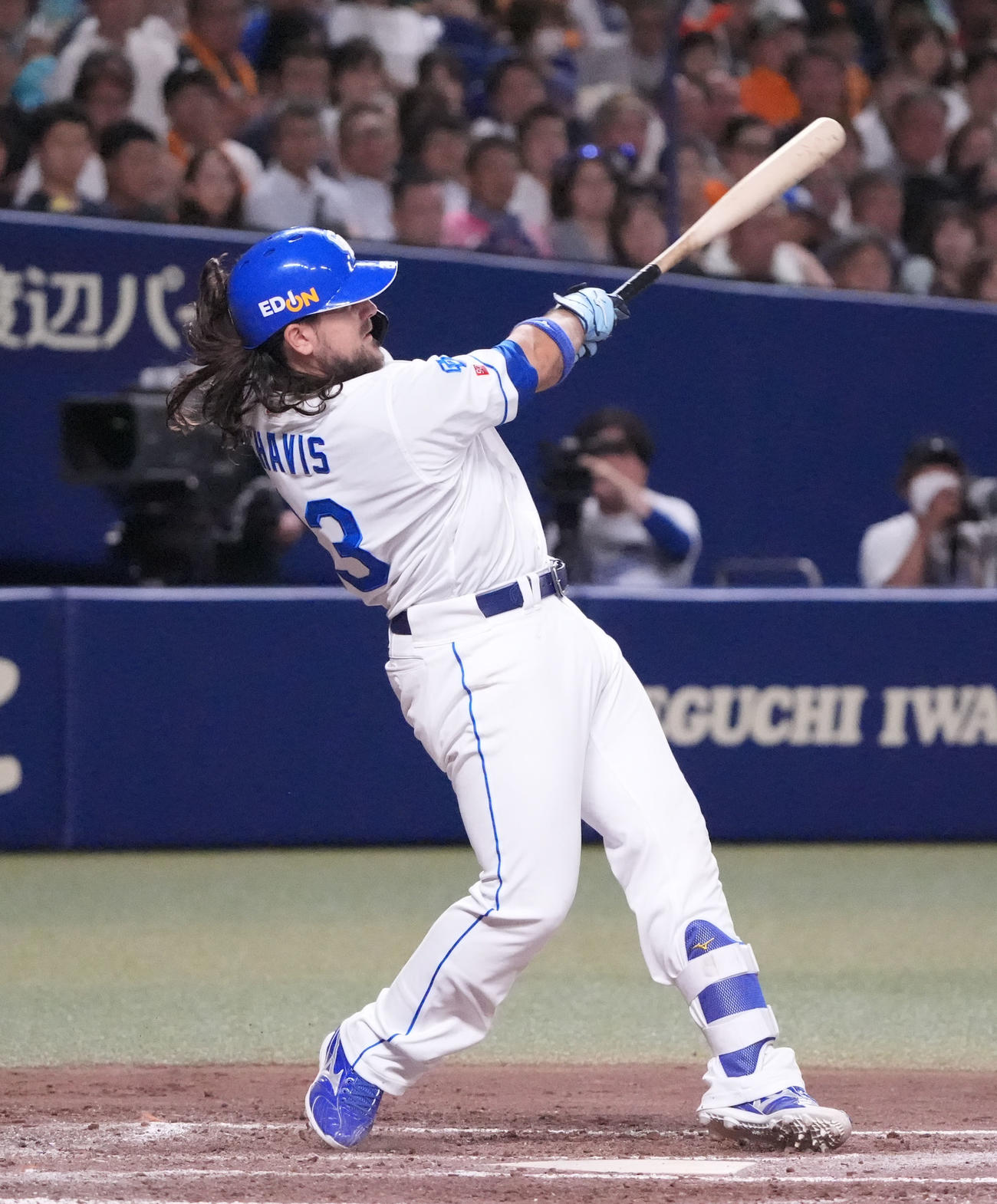 中日対巨人　4回裏中日無死一塁、左越え2点本塁打を放つチェイビス（撮影・森本幸一）
