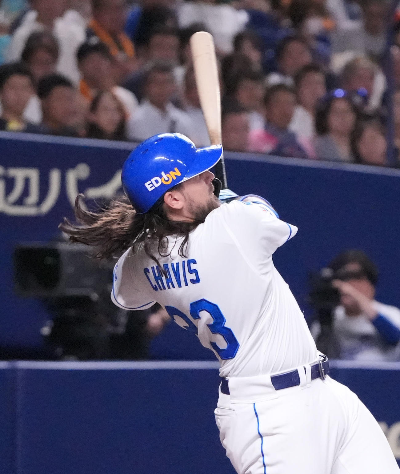 中日対巨人　4回裏中日無死一塁、左越え2点本塁打を放つチェイビス（撮影・森本幸一）