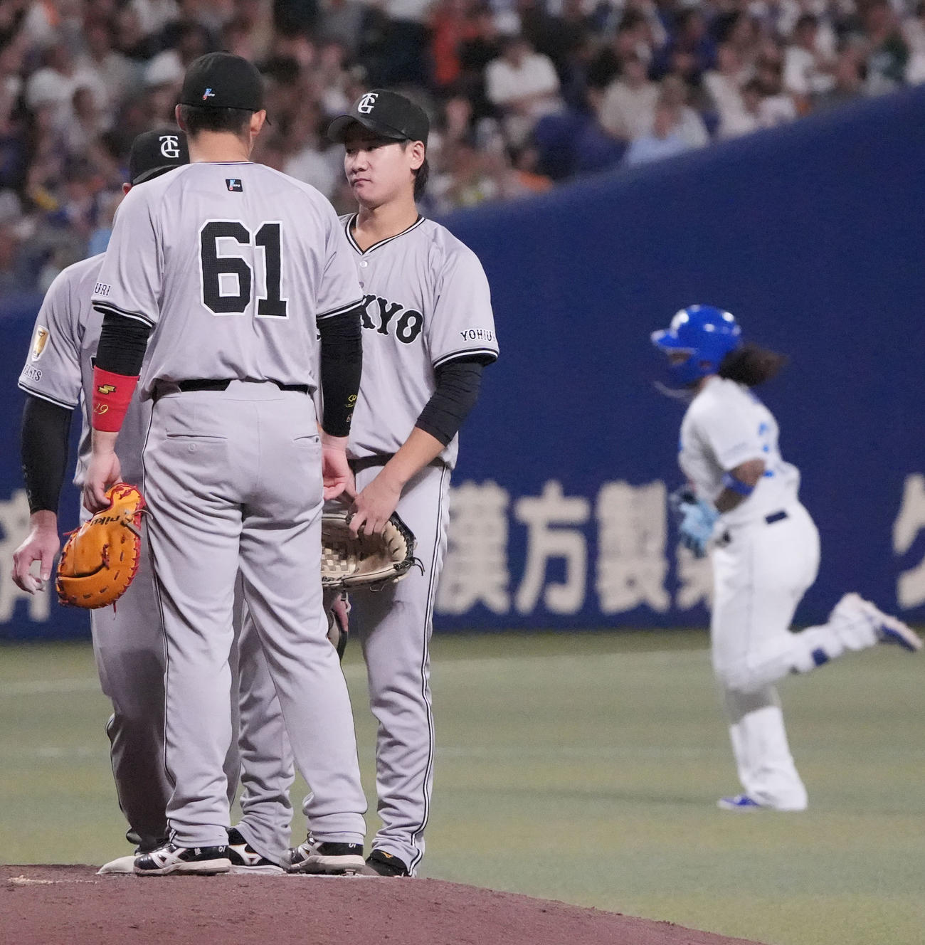 中日対巨人　4回裏中日無死一塁、井上（左から3人目）はチェイビスに左越え2点本塁打を打たれる（撮影・森本幸一）