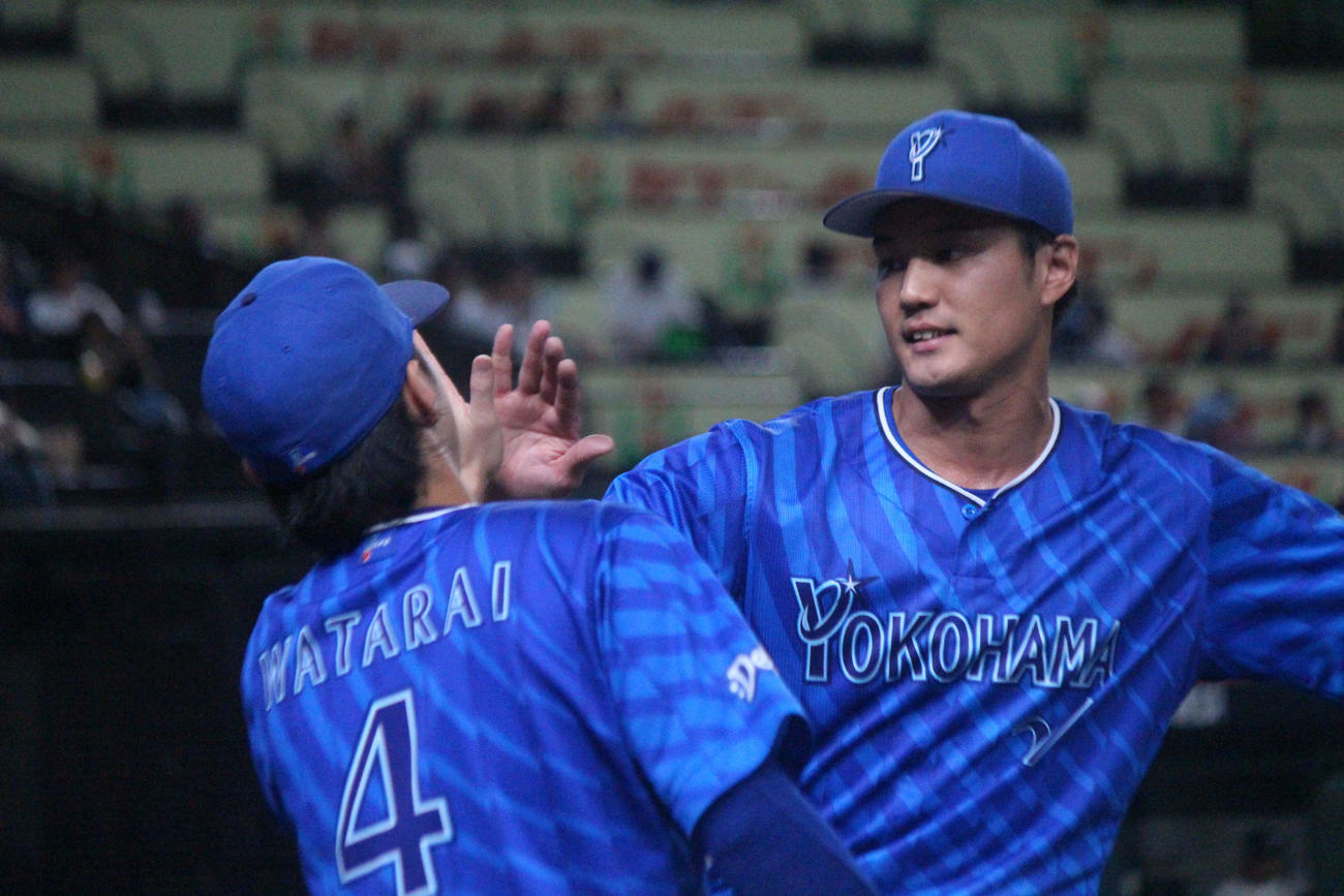 藤浪は1回を3者凡退で終えてベンチで度会とタッチ