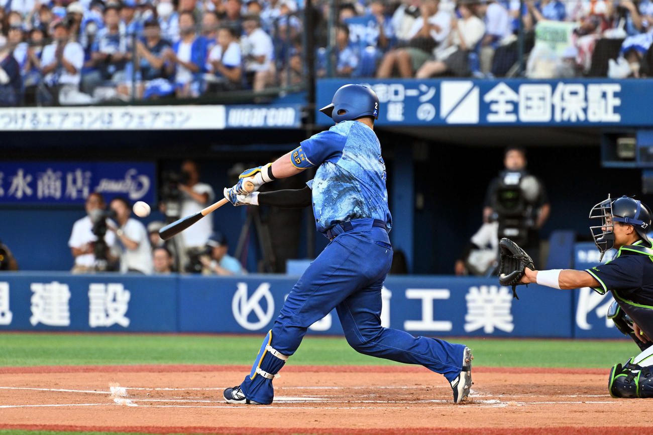 DeNA対ヤクルト　1回裏DeNA1死二、三塁、牧は左越え先制3点本塁打を放つ（撮影・滝沢徹郎）　