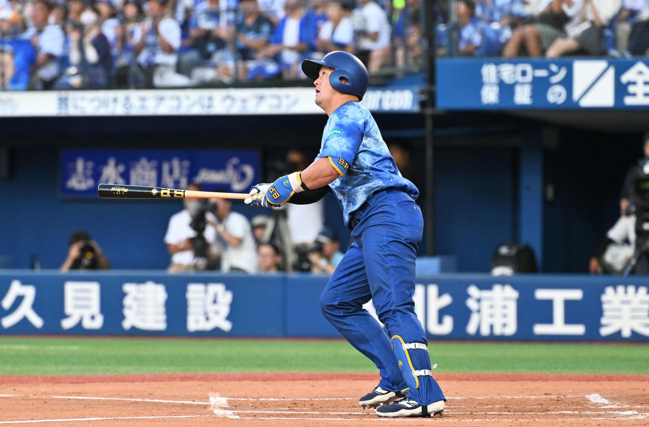 DeNA対ヤクルト　1回裏DeNA1死二、三塁、牧は左越え先制3点本塁打を放つ（撮影・滝沢徹郎）　