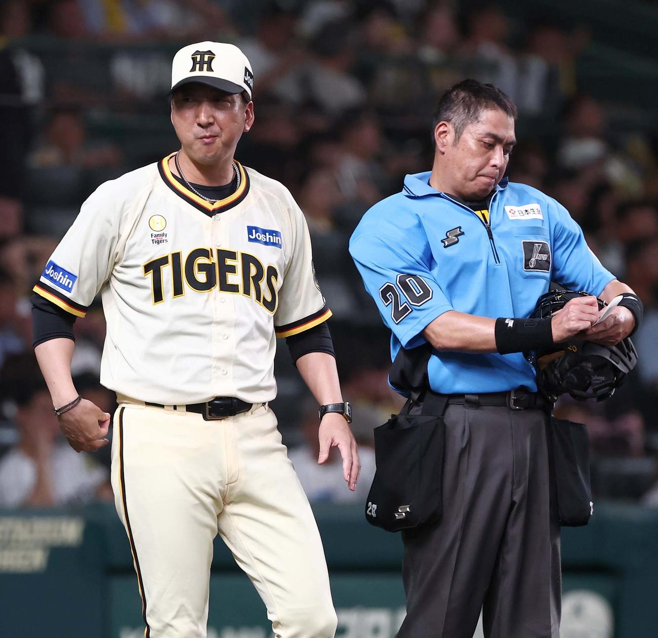阪神対広島　選手交代を告げる藤川監督（撮影・上田博志）