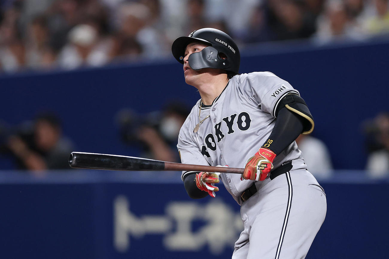 中日対巨人　4回表巨人2死二、三塁、勝ち越しの左越え3点本塁打を放つ甲斐（撮影・前田充）