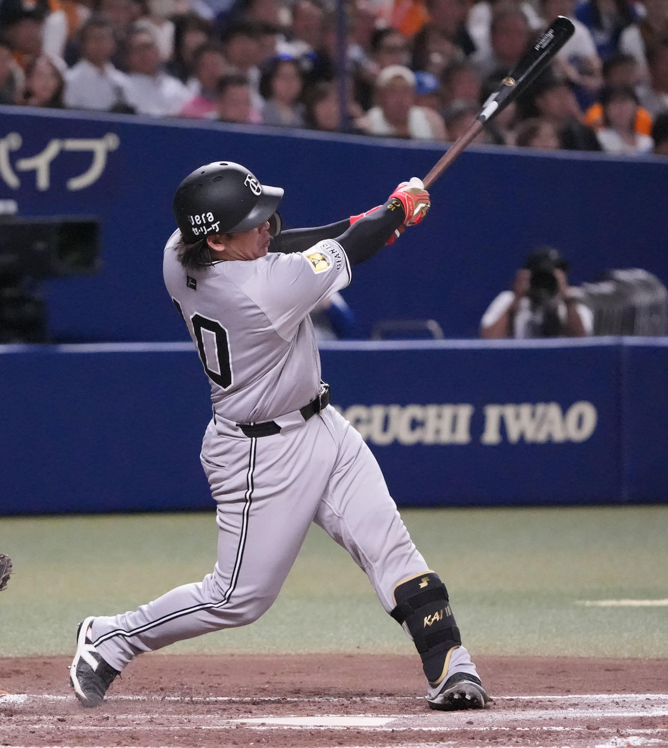 中日対巨人　4回表巨人2死二、三塁、左越え3点本塁打を放つ甲斐（撮影・森本幸一）