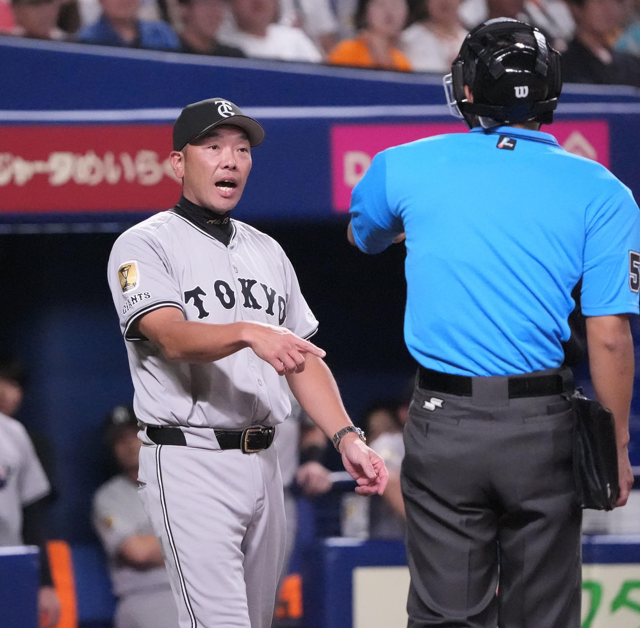 中日対巨人　4回表巨人2死二、三塁、阿部監督（左）は岩下主審の判定に怒りの表情でベンチを出る（撮影・森本幸一）