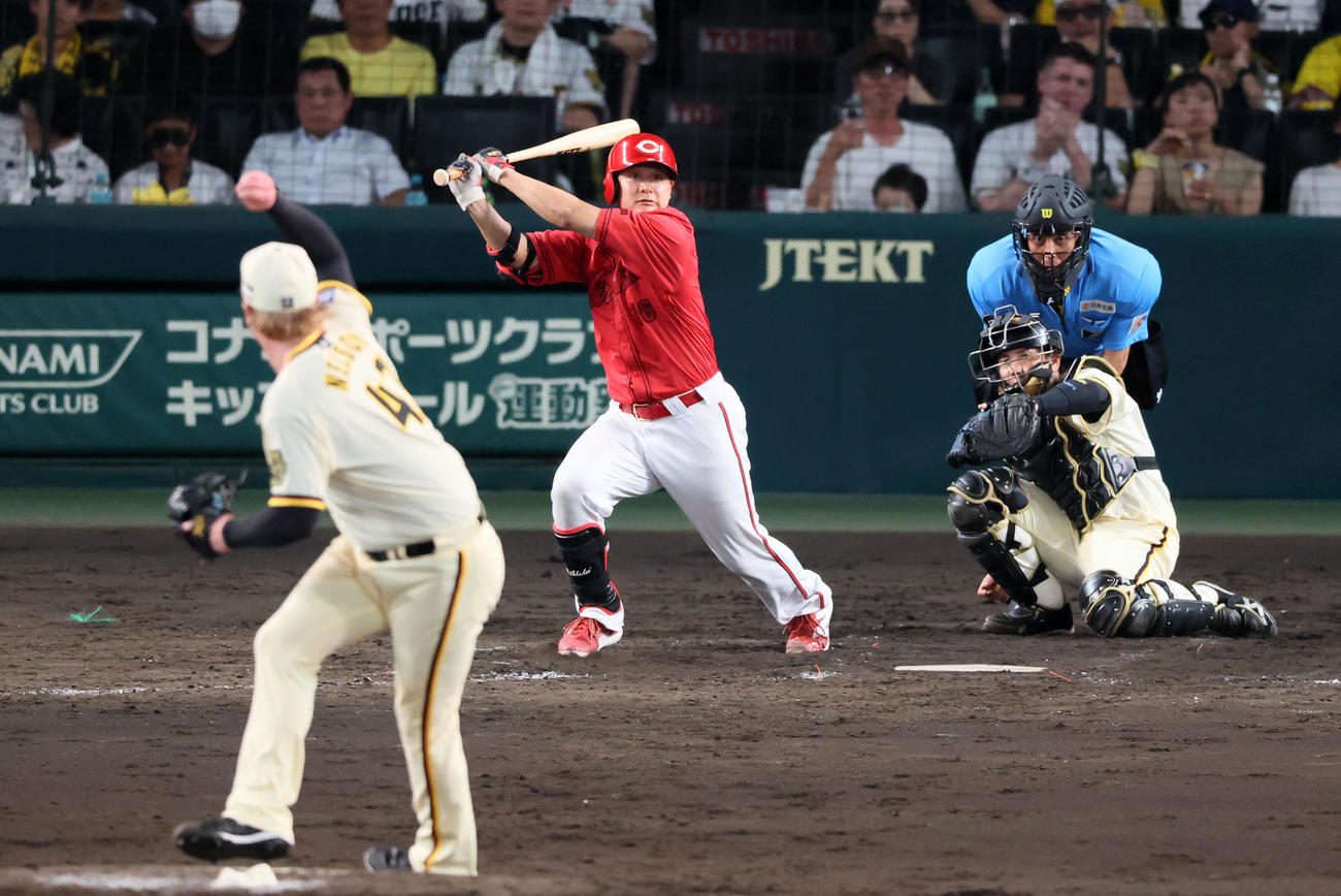 阪神対広島　5回表広島2死一、三塁、森は中越え適時二塁打を放つ。投手ネルソン（撮影・加藤哉）