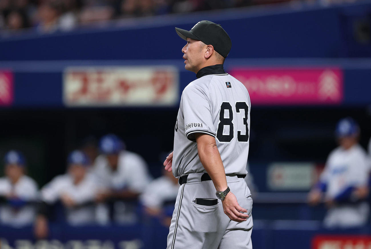 中日対巨人　5回裏中日1死満塁、投手交代を告げるためベンチを出る阿部監督（撮影・前田充）