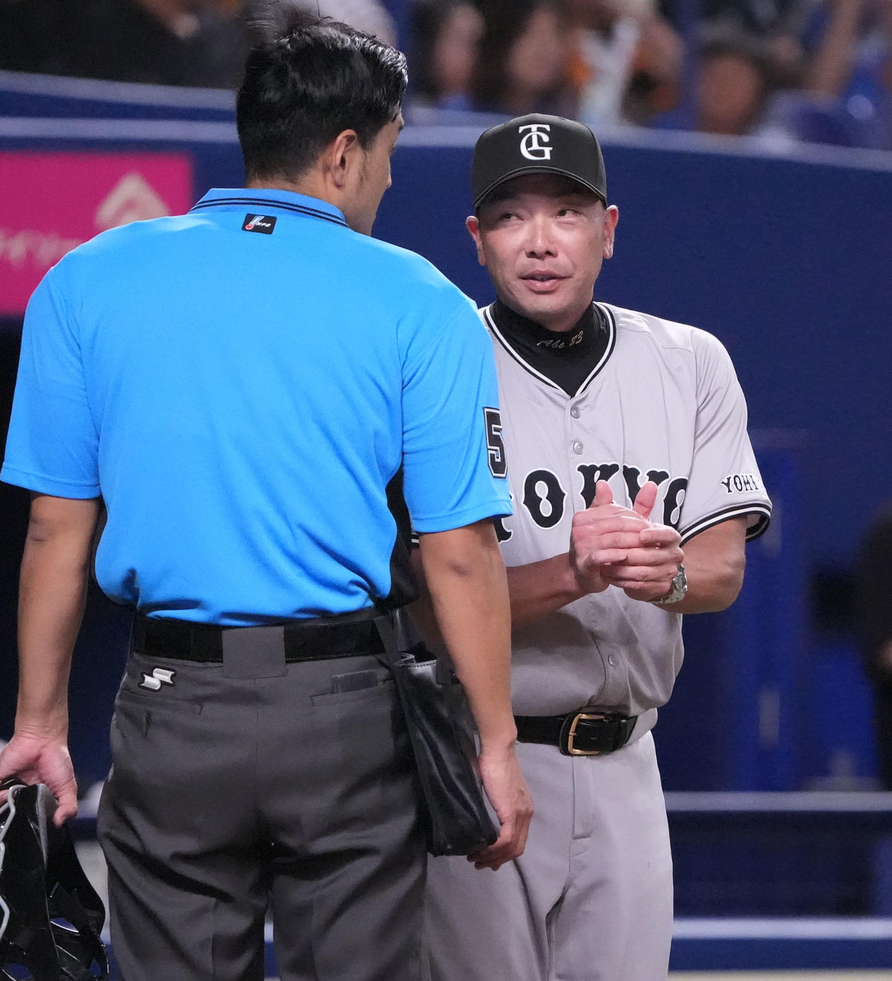 中日対巨人　5回裏中日1死一、二塁、阿部監督（右）は投手交代を告げる（撮影・森本幸一）