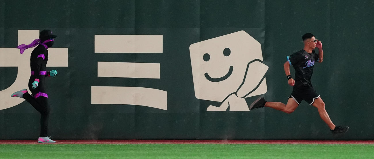 ロッテ対楽天　ダッシュマンレースでダッシュマン（左）に勝利したチャレンジャー（撮影・鈴木みどり）
