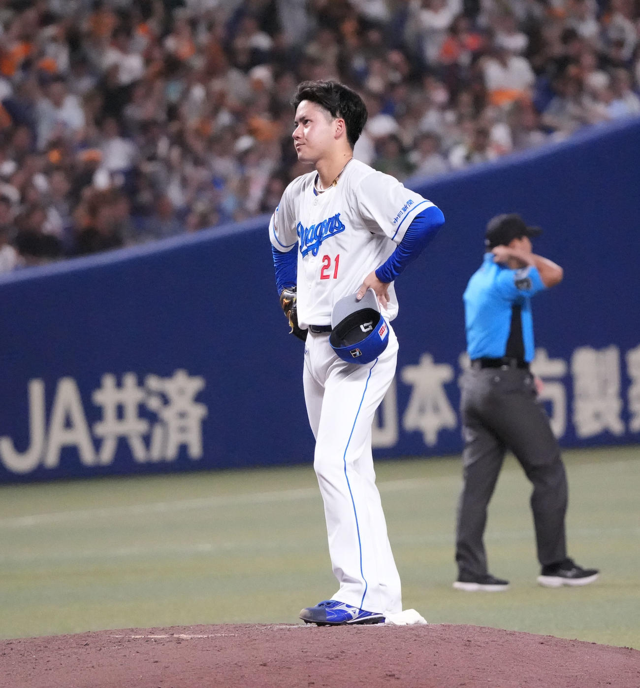 中日対巨人　4回表巨人2死二、三塁、金丸は甲斐に左越え3点本塁打を打たれさえない表情を見せる（撮影・森本幸一）