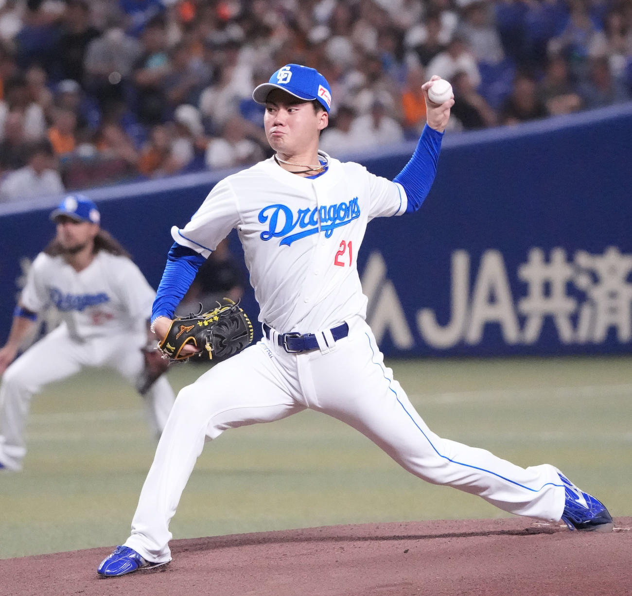中日対巨人　1回表、登板する中日先発の金丸（撮影・森本幸一）