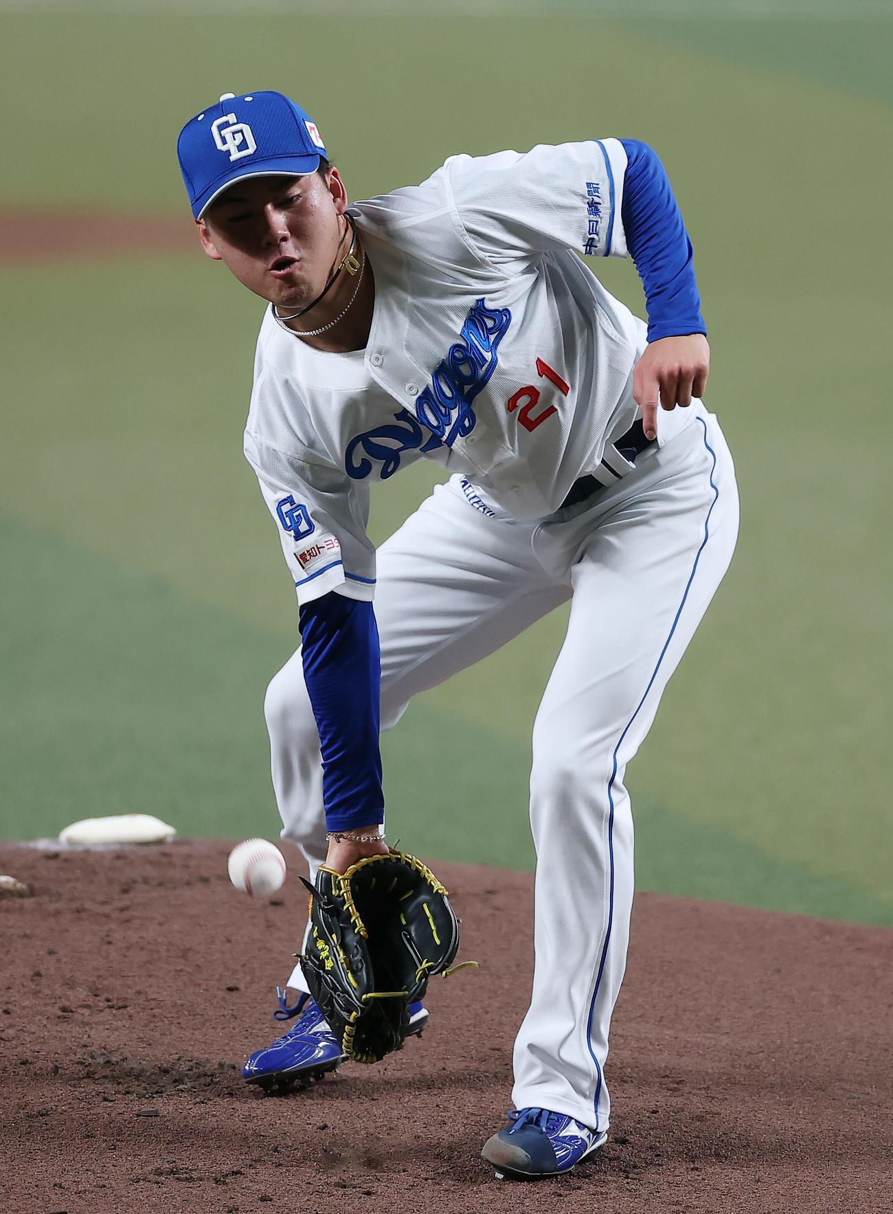 中日対巨人　1回表巨人2死、キャベッジの打球に反応する金丸（撮影・前田充）