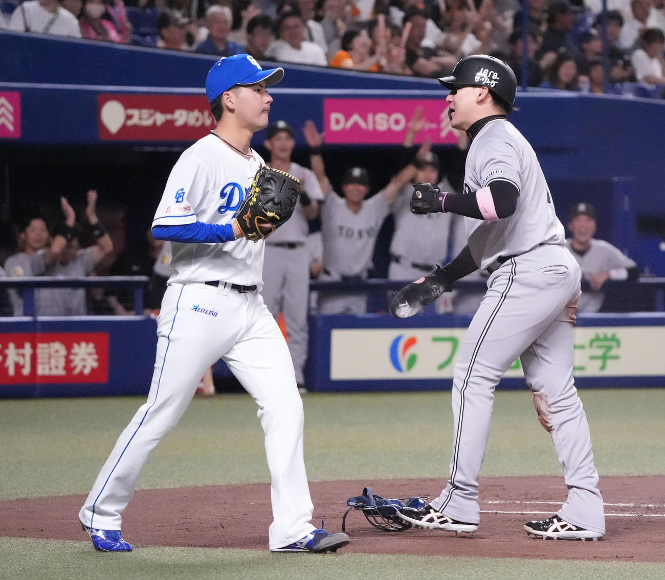 中日対巨人　1回表巨人1死三塁、金丸（左）は泉口の左犠飛で先制される（撮影・森本幸一）