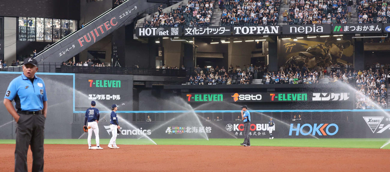 日本ハム対ソフトバンク　6回表、突然スプリンクラーが作動し試合が中断になる（撮影・黒川智章）