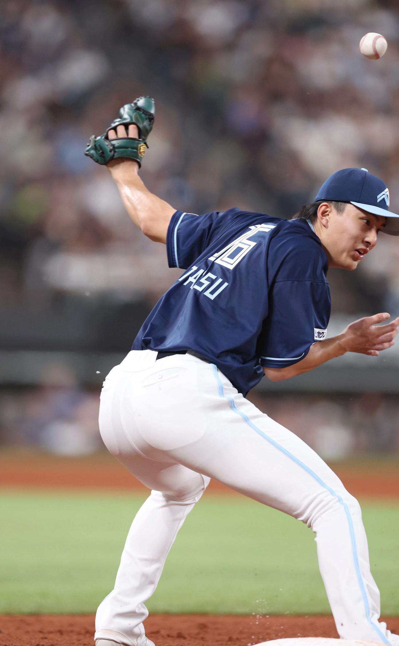 日本ハム対ソフトバンク　4回表ソフトバンク1死一、三塁、牧原大の一前打の送球を捕球しそこなう達（撮影・黒川智章）