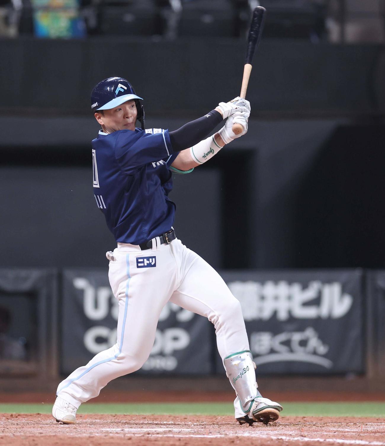 日本ハム対ソフトバンク　5回裏日本ハム2死一、三塁、右前適時打を放つ郡司（撮影・黒川智章）