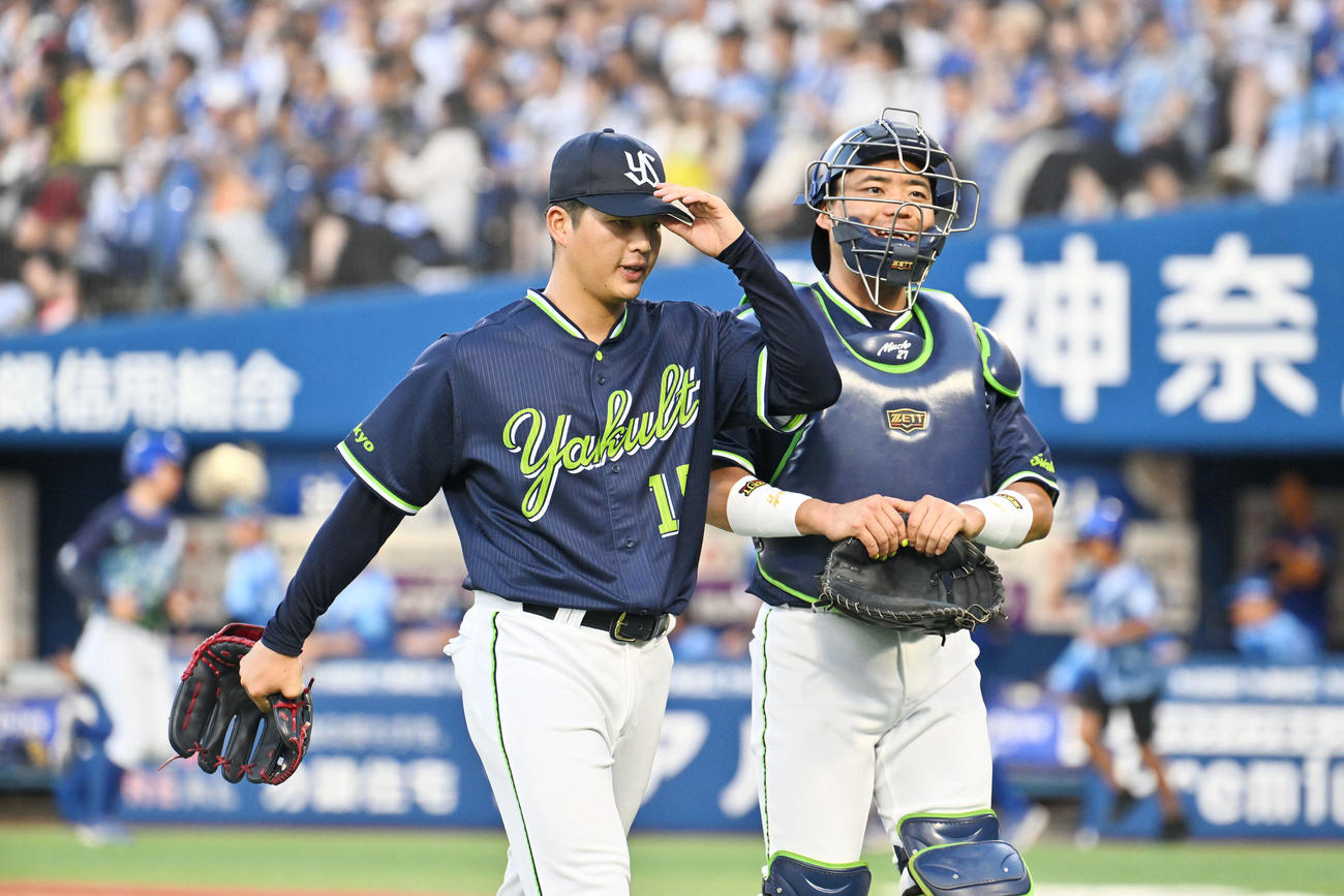 DeNA対ヤクルト　1回裏、先制を許し浮かない表情で引き揚げるヤクルト先発の中村優（左）と中村悠（撮影・滝沢徹郎）　