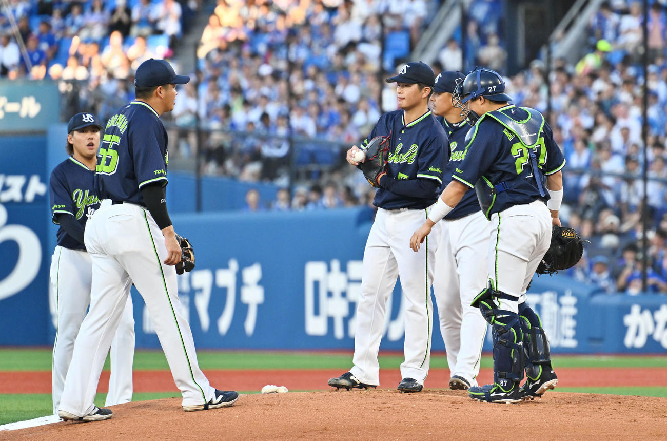 DeNA対ヤクルト　1回裏、ピンチにマウンドに集まるヤクルトの選手たち（撮影・滝沢徹郎）　