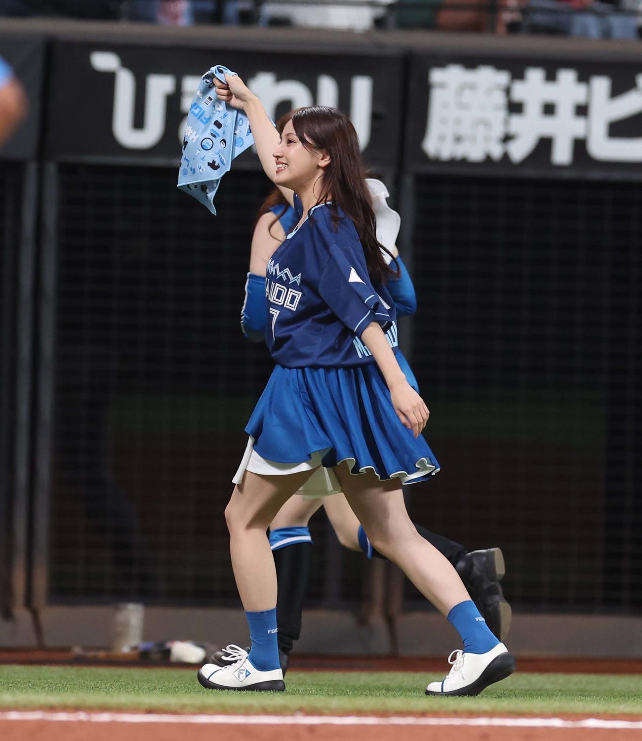 日本ハム対ソフトバンク　イニング間に踊る花咲楓香（撮影・黒川智章）
