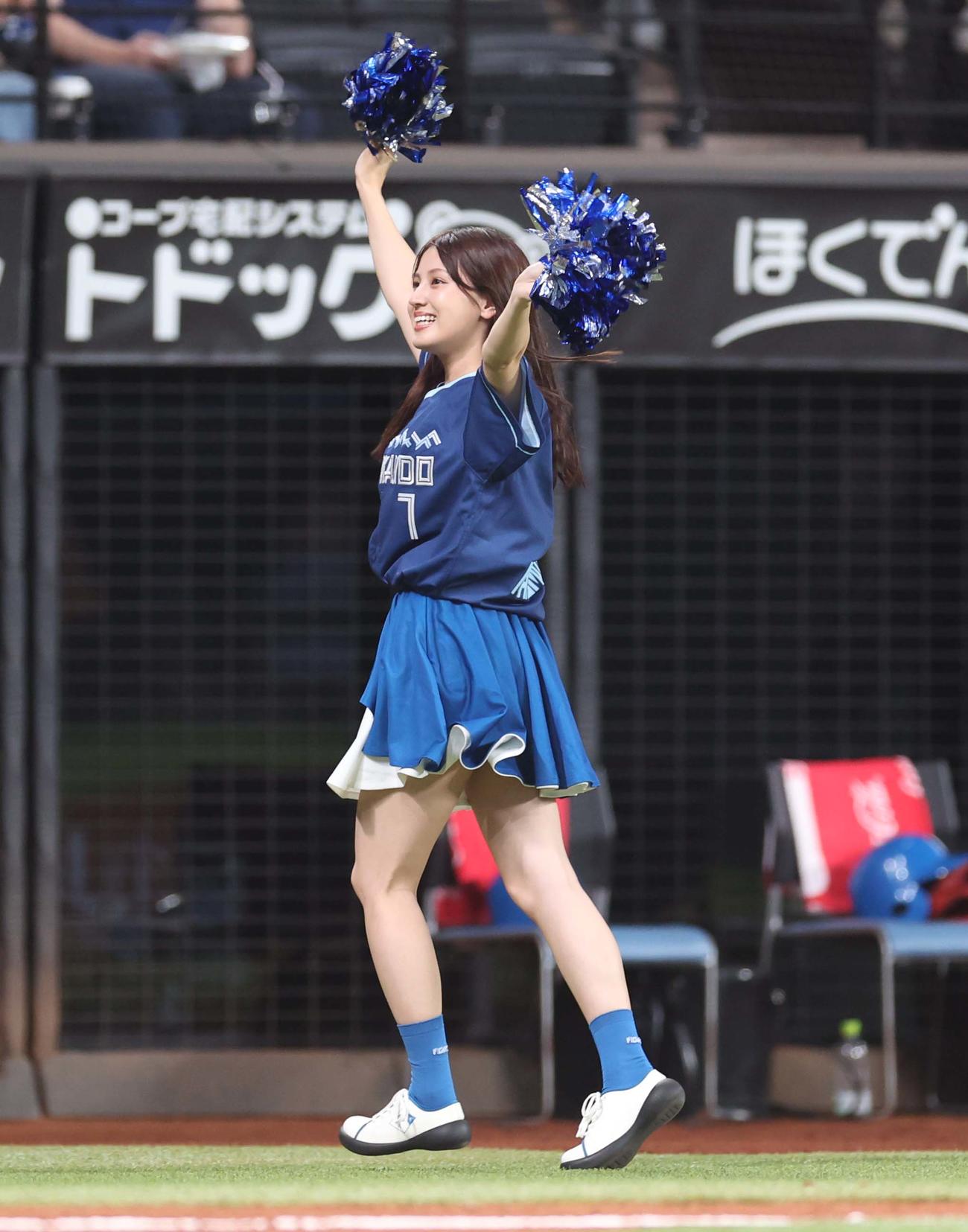日本ハム対ソフトバンク　イニング間に踊る花咲楓香（撮影・黒川智章）