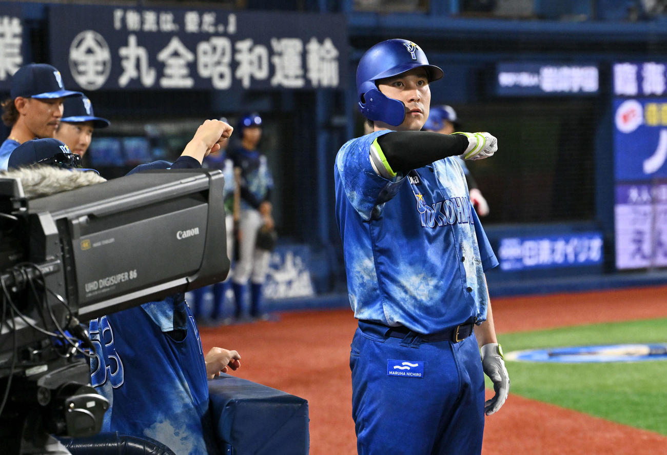 DeNA対ヤクルト　8回裏DeNA無死、佐野は右越えソロ本塁打を放ちポーズを決める（撮影・滝沢徹郎）　