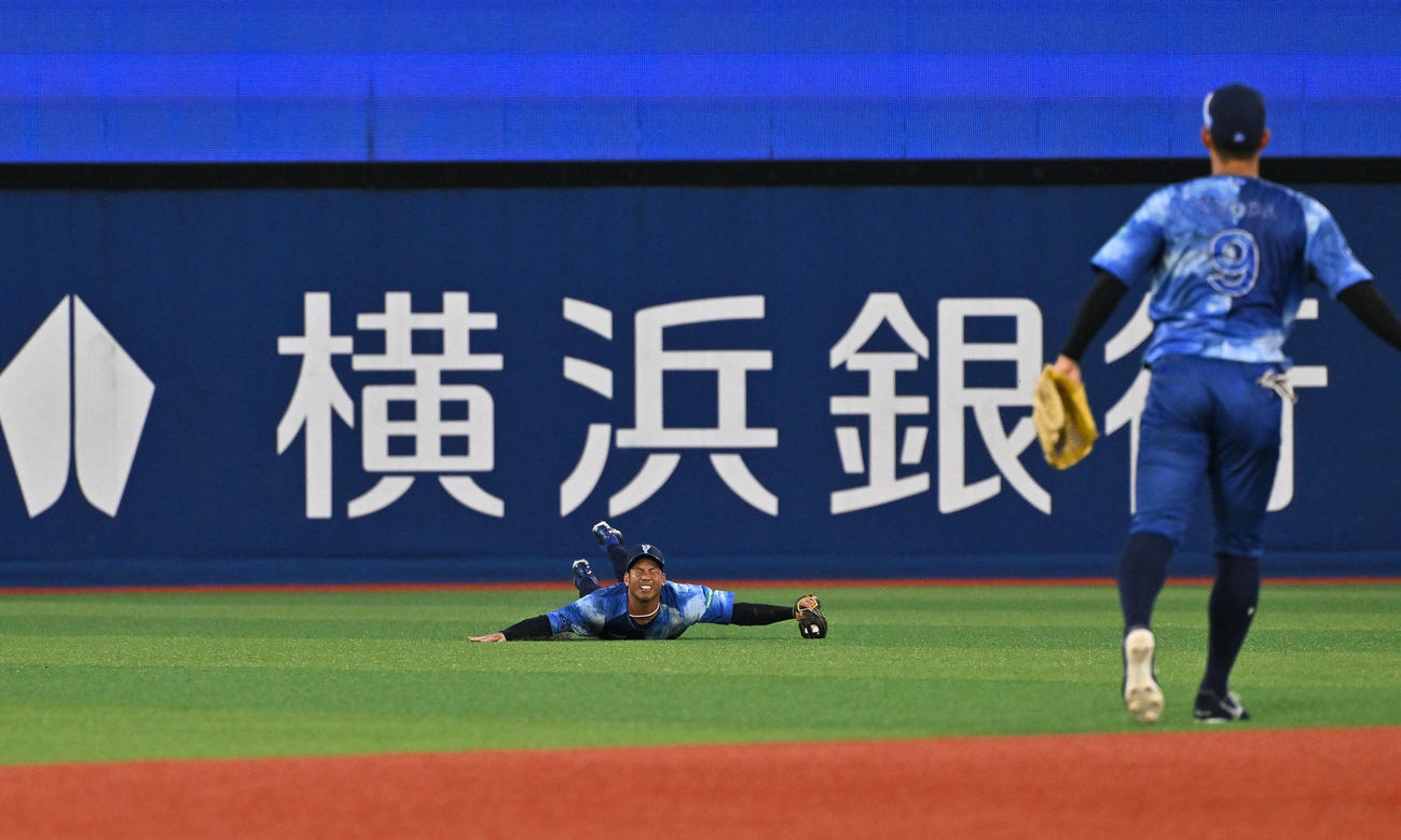 DeNA対ヤクルト　3回表ヤクルト2死一塁、赤羽の打球を好捕する中堅手桑原（撮影・滝沢徹郎）　