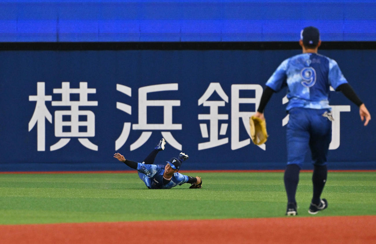 DeNA対ヤクルト　3回表ヤクルト2死一塁、赤羽の打球を好捕する中堅手桑原（撮影・滝沢徹郎）　