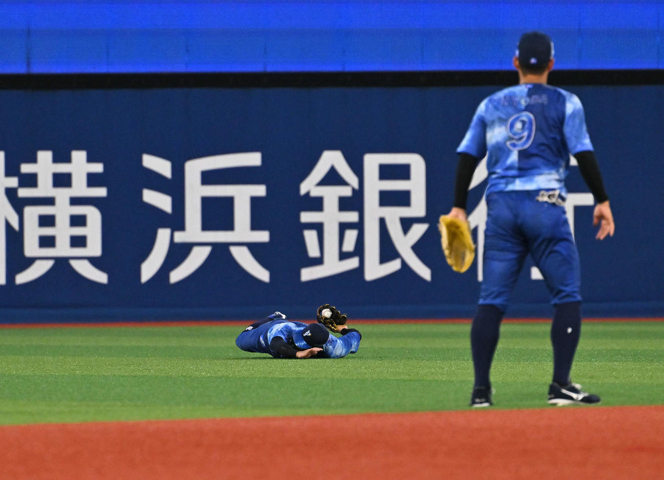 DeNA対ヤクルト　3回表ヤクルト2死一塁、赤羽の打球を好捕する中堅手桑原（撮影・滝沢徹郎）　