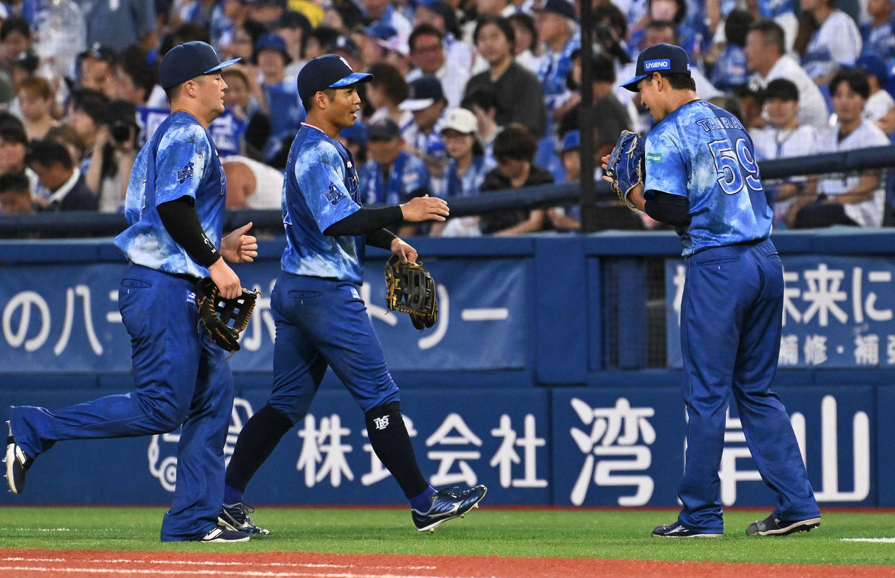 DeNA対ヤクルト　3回表ヤクルト2死一塁、赤羽の打球を好捕した中堅手桑原（中央）を迎える平良（右）（撮影・滝沢徹郎）　