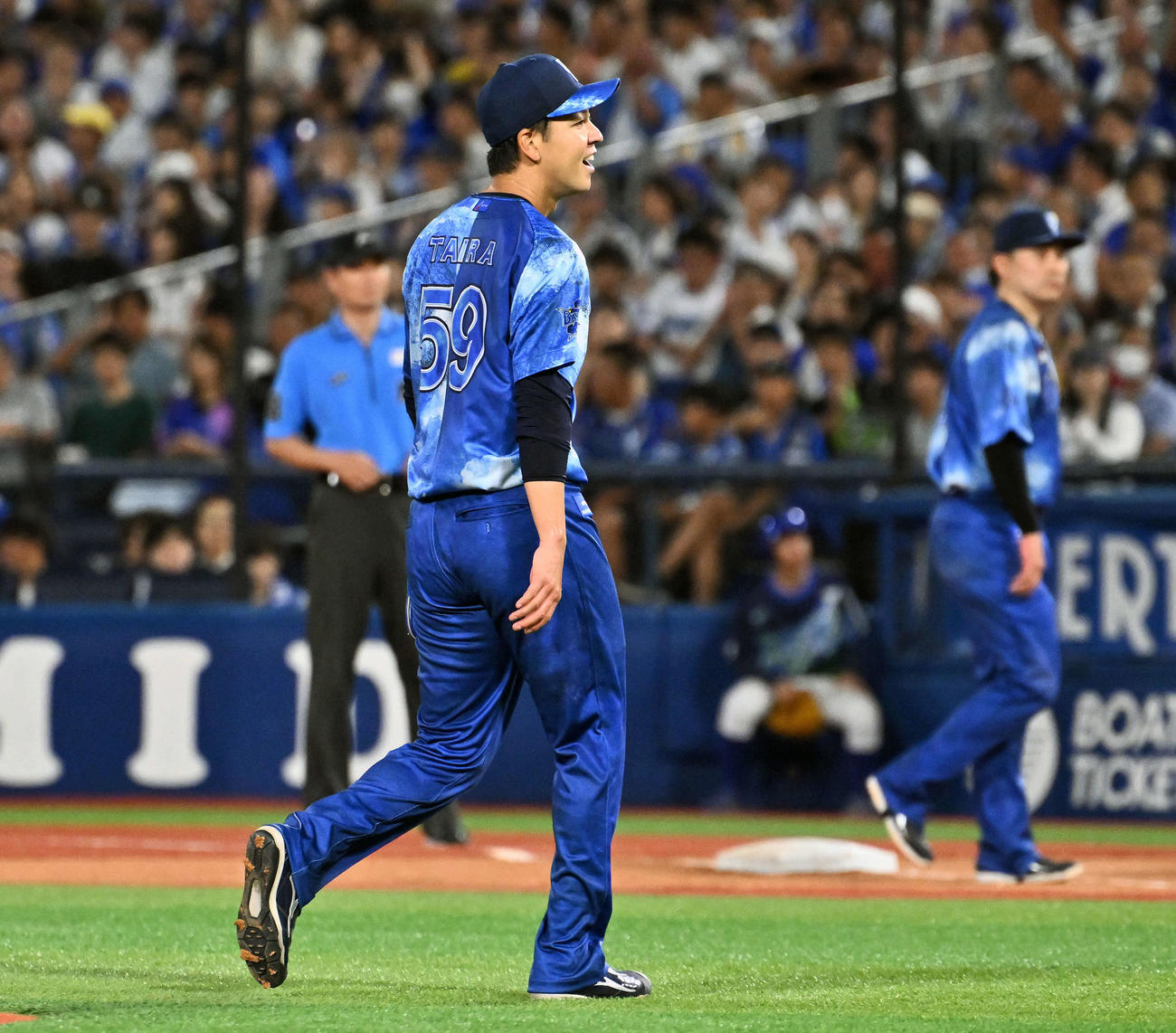 DeNA対ヤクルト　6回表ヤクルト2死一塁、村上を見逃し三振に仕留めた平良は笑顔で引き揚げる（撮影・滝沢徹郎）　