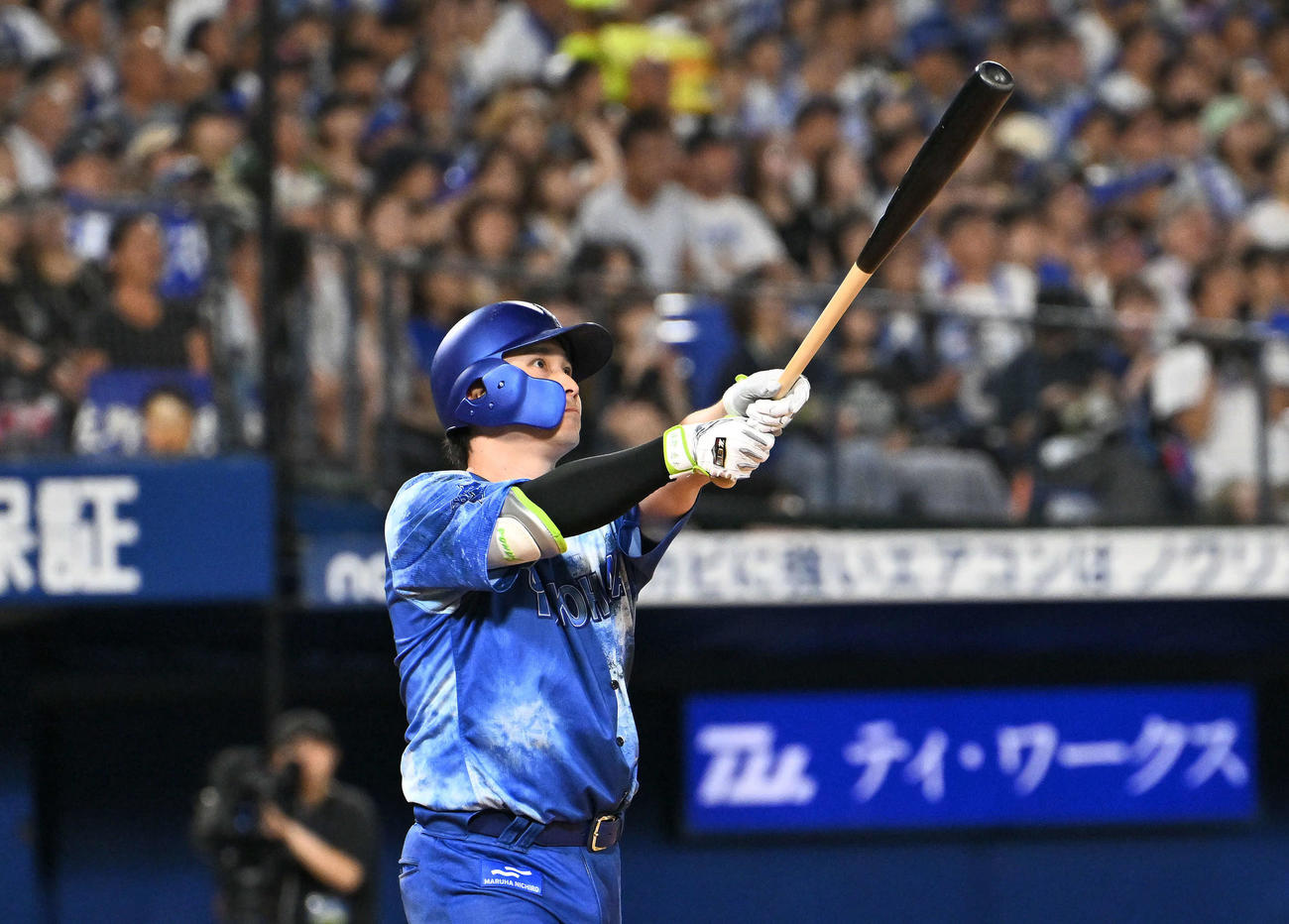 DeNA対ヤクルト　8回裏DeNA無死、佐野は右越えソロ本塁打を放つ（撮影・滝沢徹郎）　