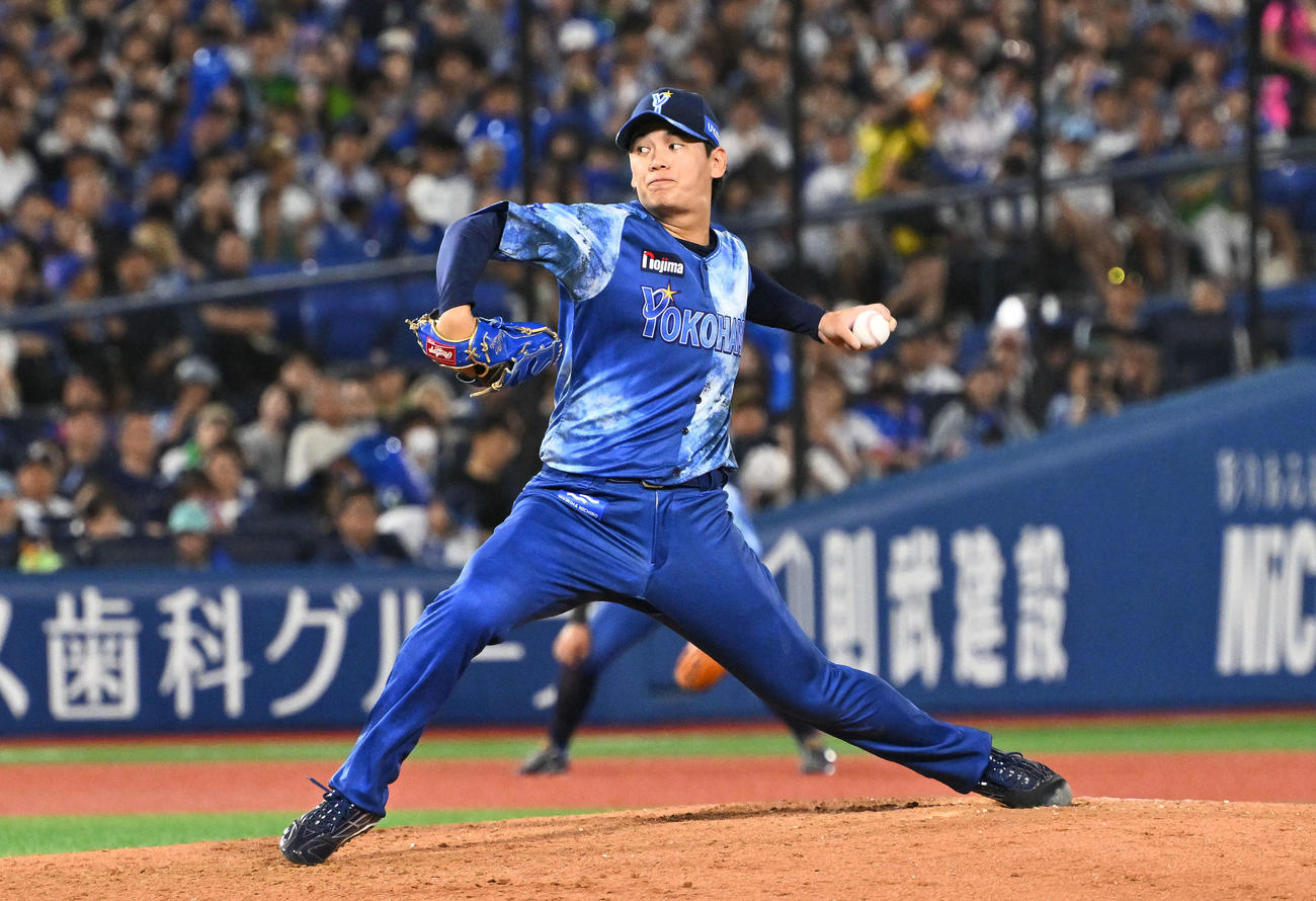 DeNA対ヤクルト　DeNA2番手で登板する坂本（撮影・滝沢徹郎）　