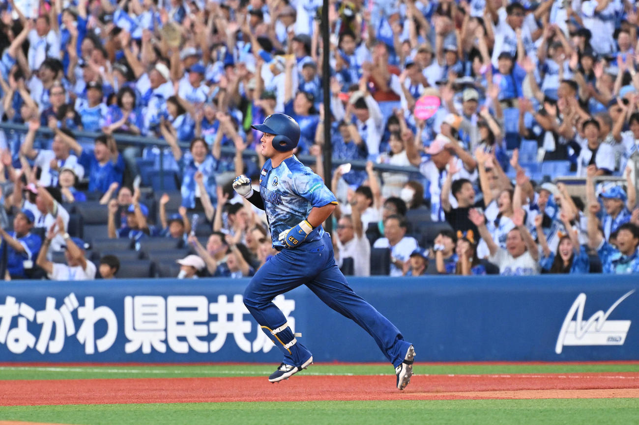 DeNA対ヤクルト　1回裏DeNA1死二、三塁、牧は左越え先制3点本塁打を放つ（撮影・滝沢徹郎）　