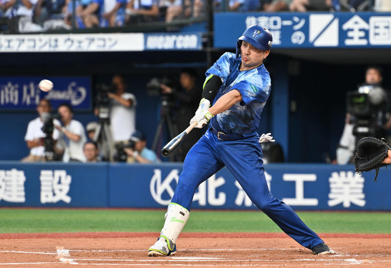 DeNA対ヤクルト　1回裏DeNA1死一塁、佐野は左翼に二塁打を放つ（撮影・滝沢徹郎）　