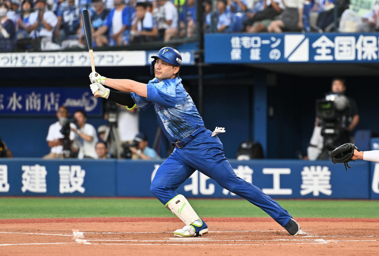 DeNA対ヤクルト　1回裏DeNA1死一塁、佐野は左翼に二塁打を放つ（撮影・滝沢徹郎）　